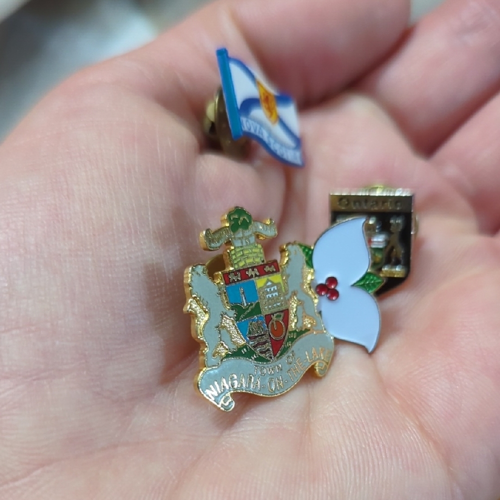 6/$15 Set of 4 Canadian Province & Symbol Pins  Ontario, Nova Scotia, Trillium - Picture 7 of 10